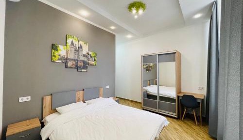 Five-Bedroom Deluxe Apartment