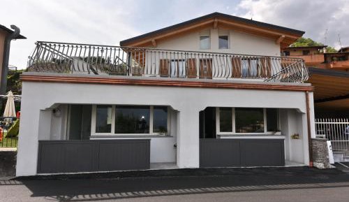 One-Bedroom Apartment with Lake View
