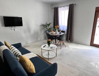 Deluxe One-Bedroom Apartment
