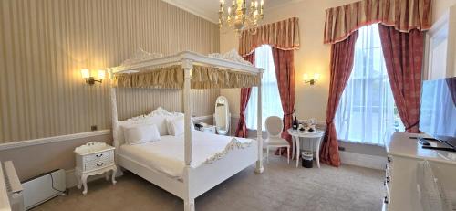 Manor Four Poster