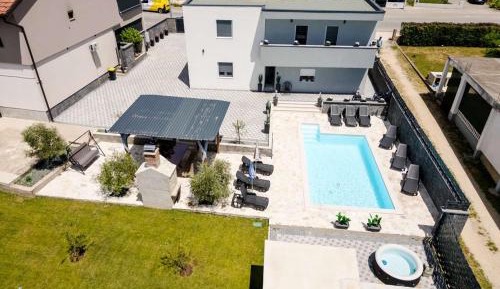 Villa with Swimming Pool