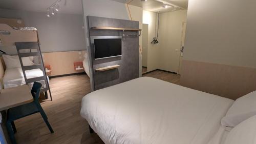Family Room with One Double, Two Single and One Bunk Bed