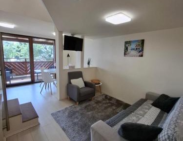 One-Bedroom Apartment with Lake View