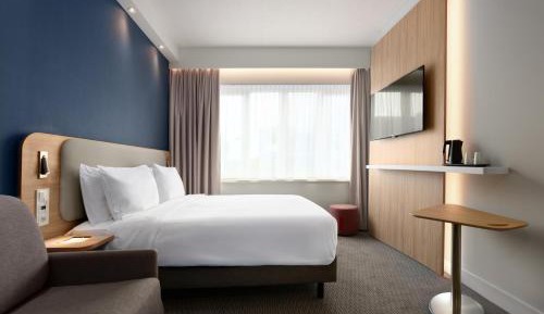 Standard Queen Room with Single Sofa Bed - Free Breakfast