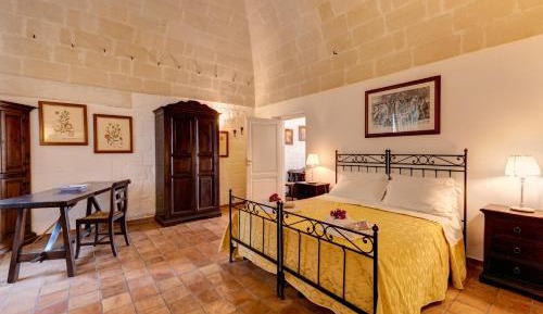 Deluxe One-Bedroom Apartment