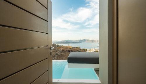 Split level Diamond Suite with Private Pool and Caldera View