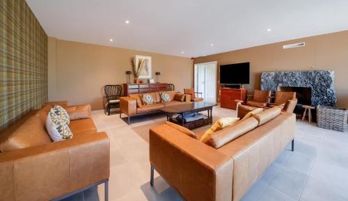 Eight-Bedroom Holiday Home