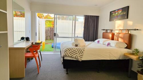 One-Bedroom Apartment with Hot Tub