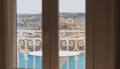 Deluxe One-Bedroom Apartment with Harbor View