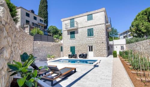 Apartment with Pool View 