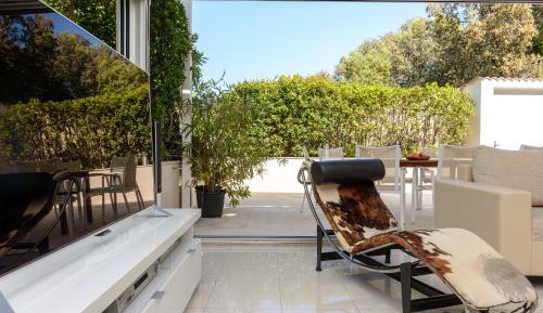 Family Four-Bedroom Apartment with Patio, Hot Tub and Sea View