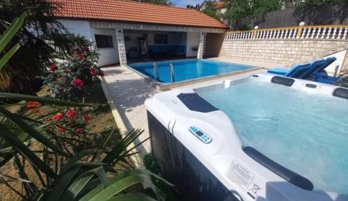 Apartment with Pool View 