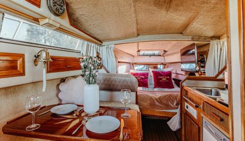 One-Bedroom Houseboat