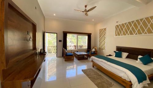 Deluxe Double Room (2 Adults + 1 Child)