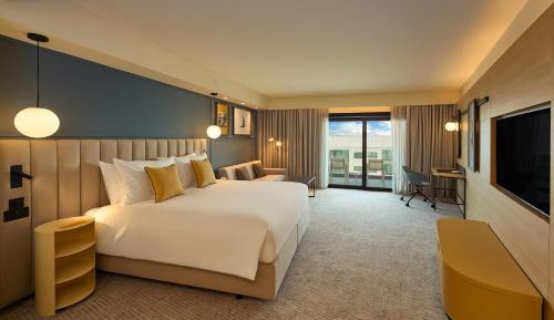 Premium King Room with Balcony and Sofa Bed - Accessible 