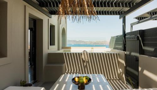 Split Level Executive Suite with Private Jacuzzi and Caldera View