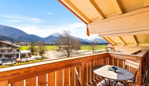 Apartment with Mountain View