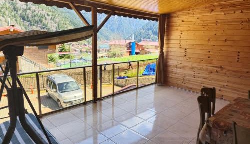Apartment with Mountain View