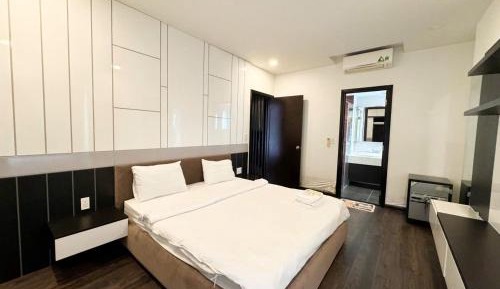 Three-Bedroom Apartment with Balcony
