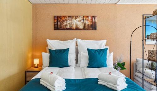 One-Bedroom Apartment with Lake View