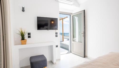 Junior Suite with Hot Tub and Caldera View 
