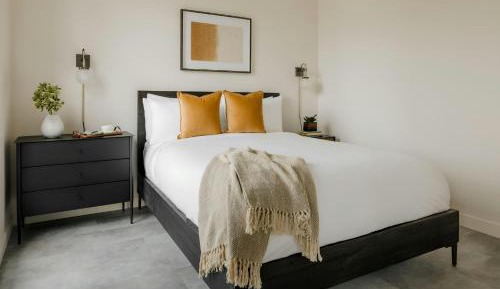 Two-Bedroom Spacious Apartment with Two Queen Beds