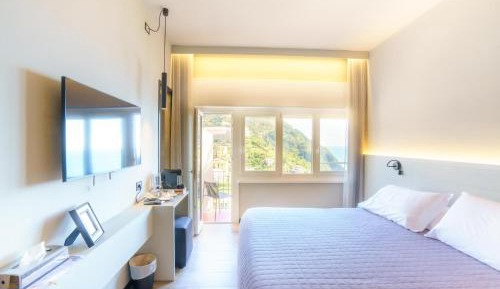 Deluxe Double Room with Balcony and Sea View