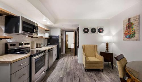King Suite with Pool View - Non-Smoking