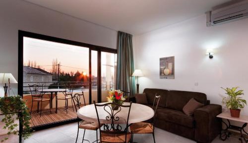 One-Bedroom Apartment with Cabin (6 Adults)