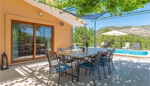 Three-Bedroom Holiday Home 