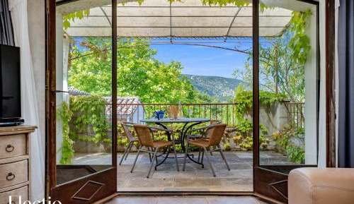 Family Two-Bedroom Apartment with View