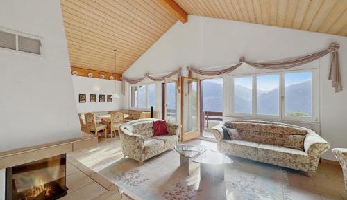 Apartment with Mountain View