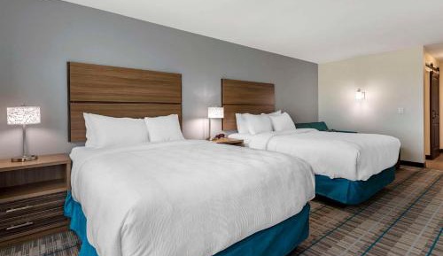 Quadruple Room with Two Queen Beds and Tub - Non Smoking