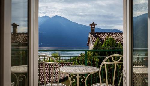 Two-Bedroom Apartment with Lake View