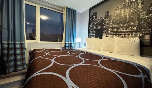 King Room with Roll-in Shower - Mobility Access/Non-Smoking