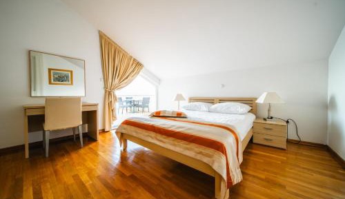 One-Bedroom Apartment with Balcony