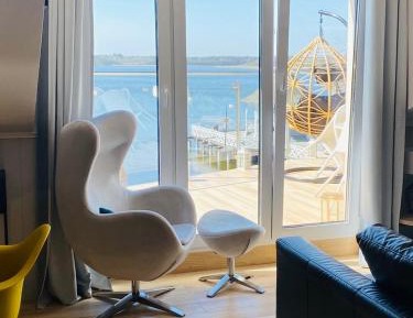 One-Bedroom Apartment with Lake View