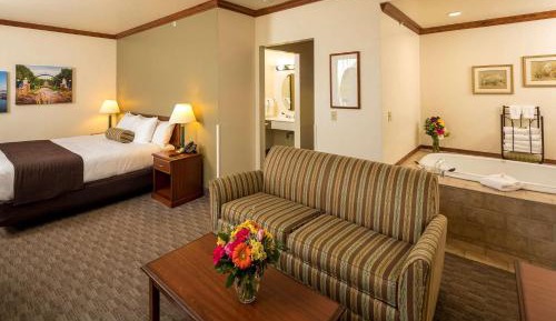 Superior King Suite with Whirlpool - Non-Smoking