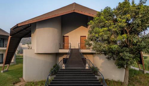 Guests will have a special experience as this holiday home features a sauna and a fireplace. Guests can make meals in the kitchen that comes with a stovetop, a refrigerator, a dishwasher and kitchenware. The holiday home offers a washing machine, a privat