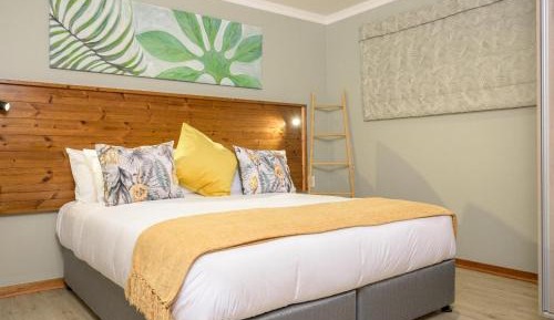 Deluxe Queen Suite