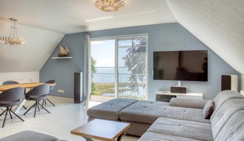 Apartment with Lake View