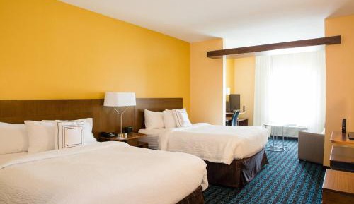 Large Queen Room with Sofa Bed and Tub - Mobility Accessible