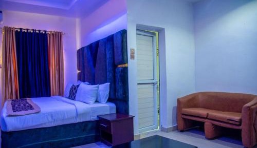 Deluxe Queen Suite