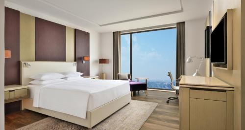 Guest room, 1 King, City View