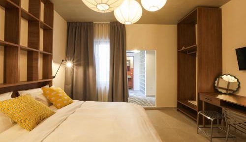  Elegant Double Room with Window