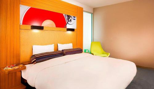 King Room with Roll-in Shower - Mobility Accessible