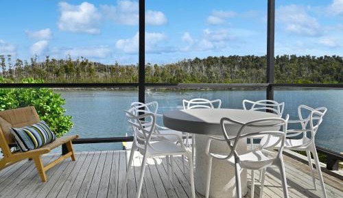 Bungalow - Water Front 