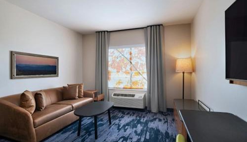 King Suite with Sofa Bed, Roll-In Shower and City View - Mobility Accessible