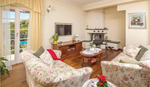 Seven-Bedroom Holiday Home