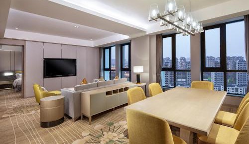 One-Bedroom Suite with Dining Area